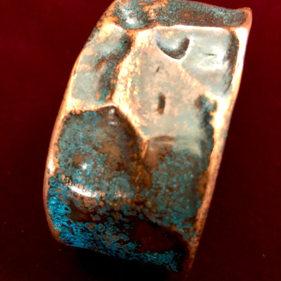 Handcrafted hammered Verdigris copper cuff - Picture 2 of 4